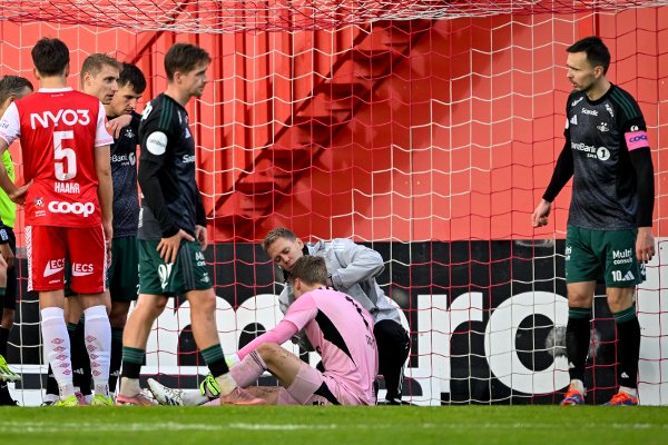 Stavanger 20251018.
Rosenborgs keeper Sander Tangvik får behandling under eliteseriekampen i fotball mellom Bryne og Rosenborg på Bryne stadion.
Foto: Carina Johansen / NTB