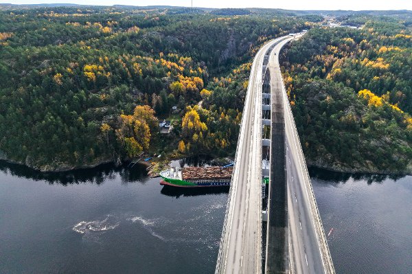 Svinesund 20251016. 
Det norske skipet Hagland Captain lastet med tømmer har gått på grunn og kjørt seg fast under Svinesundsbrua. Kystvakten sier at situasjonen er stabil
Foto: Cornelius Poppe / NTB