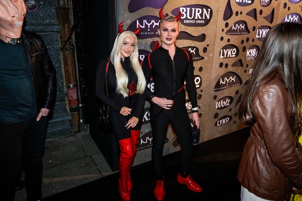 Oslo 20251009. 
Kjendiser og influencere under LYKO sin årlige Halloween-fest på Karl Johan torsdag kveld.
Foto: Thomas Fure / NTB