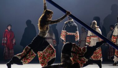 En gruppe mennesker i klær