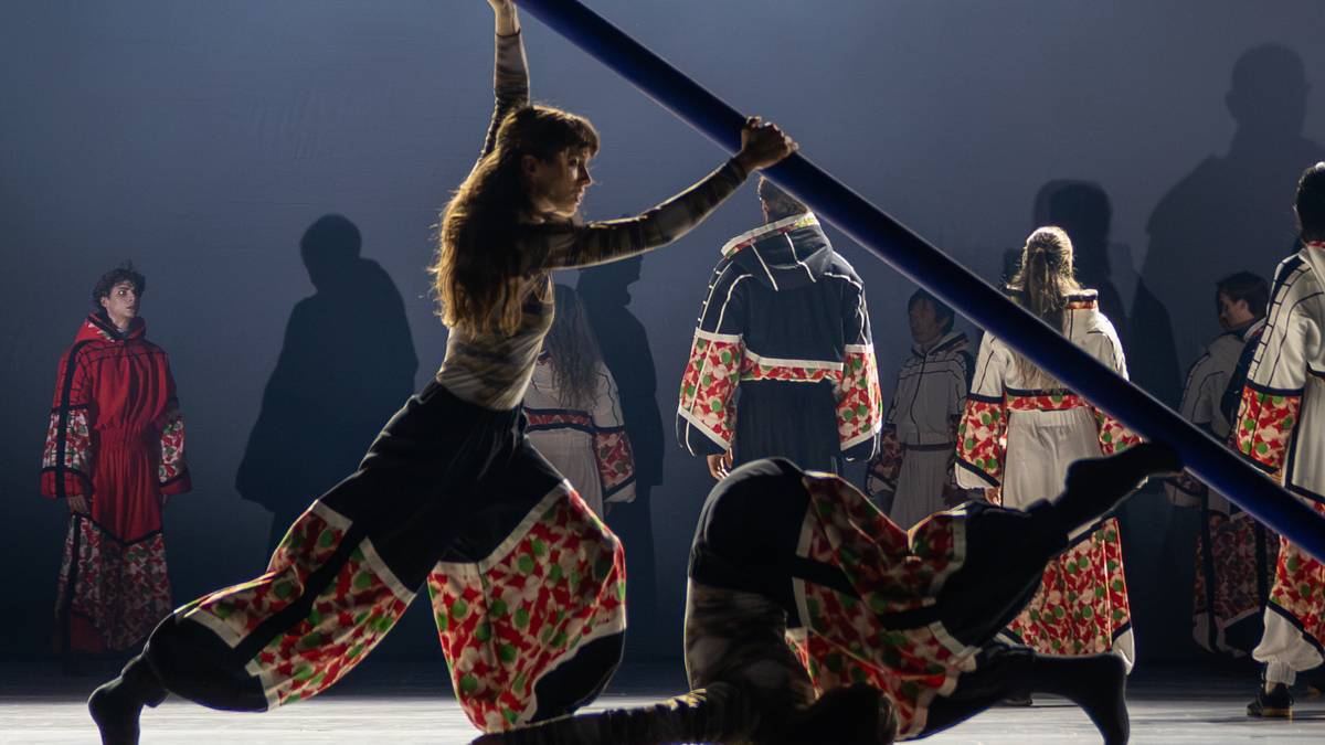 En gruppe mennesker i klær