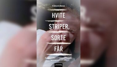 en person som holder en flaske