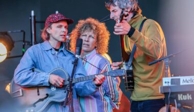 en gruppe menn som spiller instrumenter