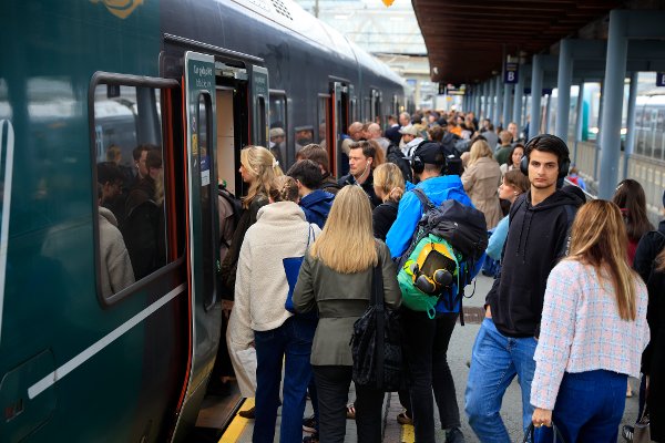 Reisende som skal på Eidsvoll-toget fra Asker stasjon. VY kjører tog denne ruten.