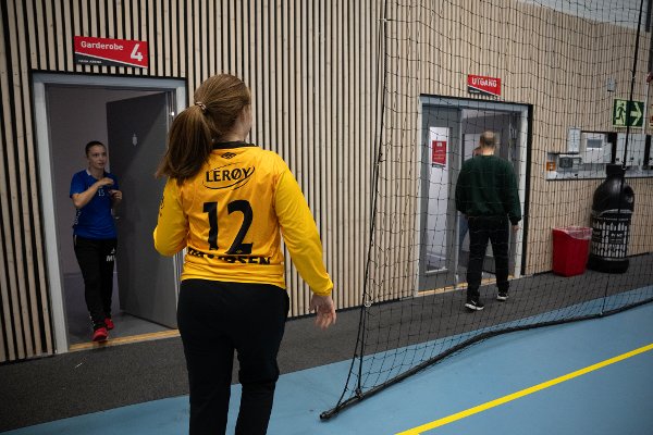 Keeper Marie Davidsen holdt buret tett da Fana møtte Aker.