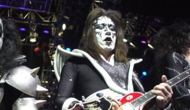 En gruppe mennesker med masker som spiller instrumenter på en scene