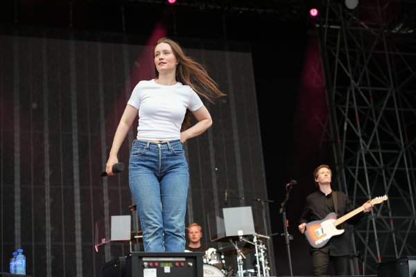 Artisten Sigrid Raabe sitter i en stol under et intervju på Stavernfestivalen 2024.