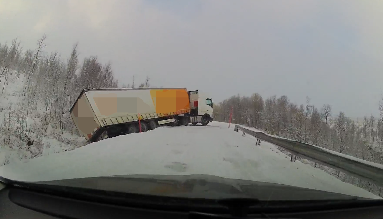 Trafikk, Politi | Trailer har sklidd ut: – Litt dårlig føre