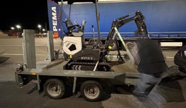 Statens vegvesen, Øst politidistrikt | Fraktet gravemaskin med stjålet henger