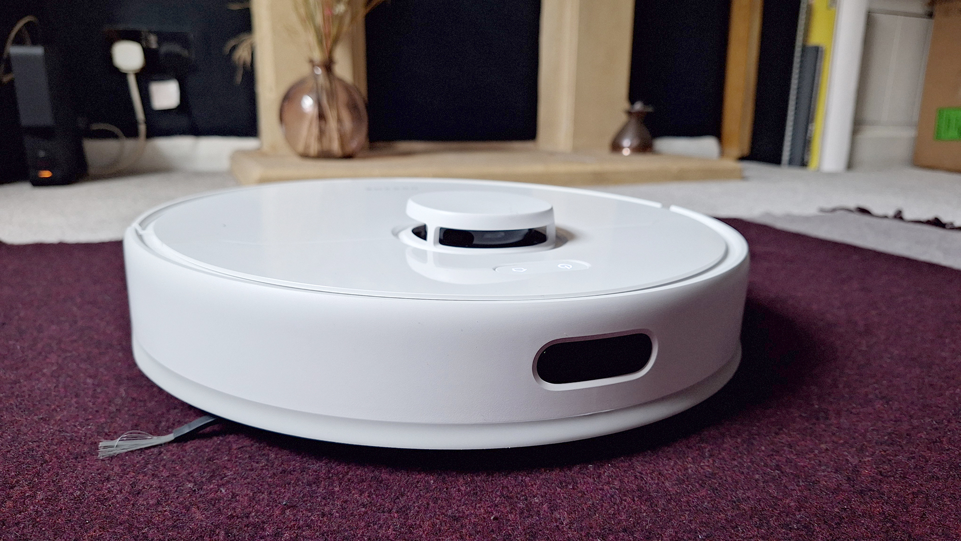 Dreame D9 Max Gen 2 p&aring; et lilla teppe.