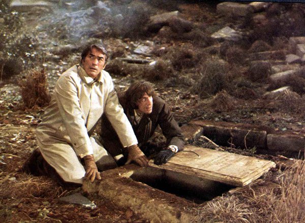 Kino. Das Omen, Malediction (Omen, The), Das Omen, Malediction (Omen, The), Gregory Peck, David Warner Um Satan zu vertreiben, wollen Robert (Gregory Peck, l) und Jennings (David Warner, r) die Ueberreste des Kindes auf einem Altar opfern., 1976. (Photo by FilmPublicityArchive/United Archives via Getty Images)