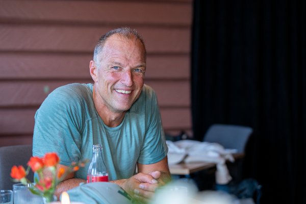 Tom Stiansen poserer for kamera.