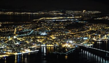 Troms fylkeskommune har sine kontorer i Strandveien på den østlige delen av Tromsøya i Tromsø.