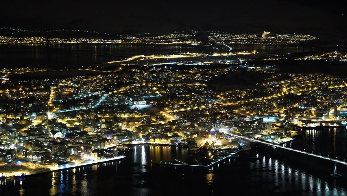 Troms fylkeskommune har sine kontorer i Strandveien på den østlige delen av Tromsøya i Tromsø.