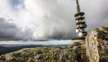 Masten på toppen av Ulriken i Bergen er en av hovedsenderne i DAB-nettet i Norge. FM-nettet ble slukket her i 2017.