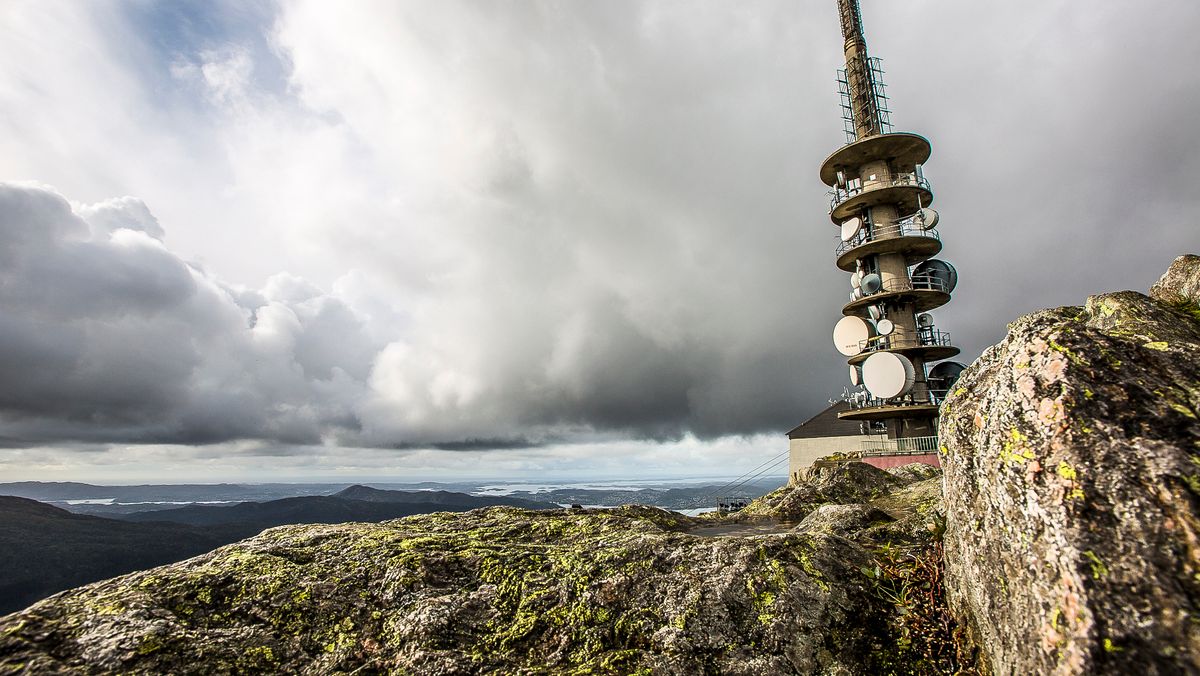 Masten på toppen av Ulriken i Bergen er en av hovedsenderne i DAB-nettet i Norge. FM-nettet ble slukket her i 2017.