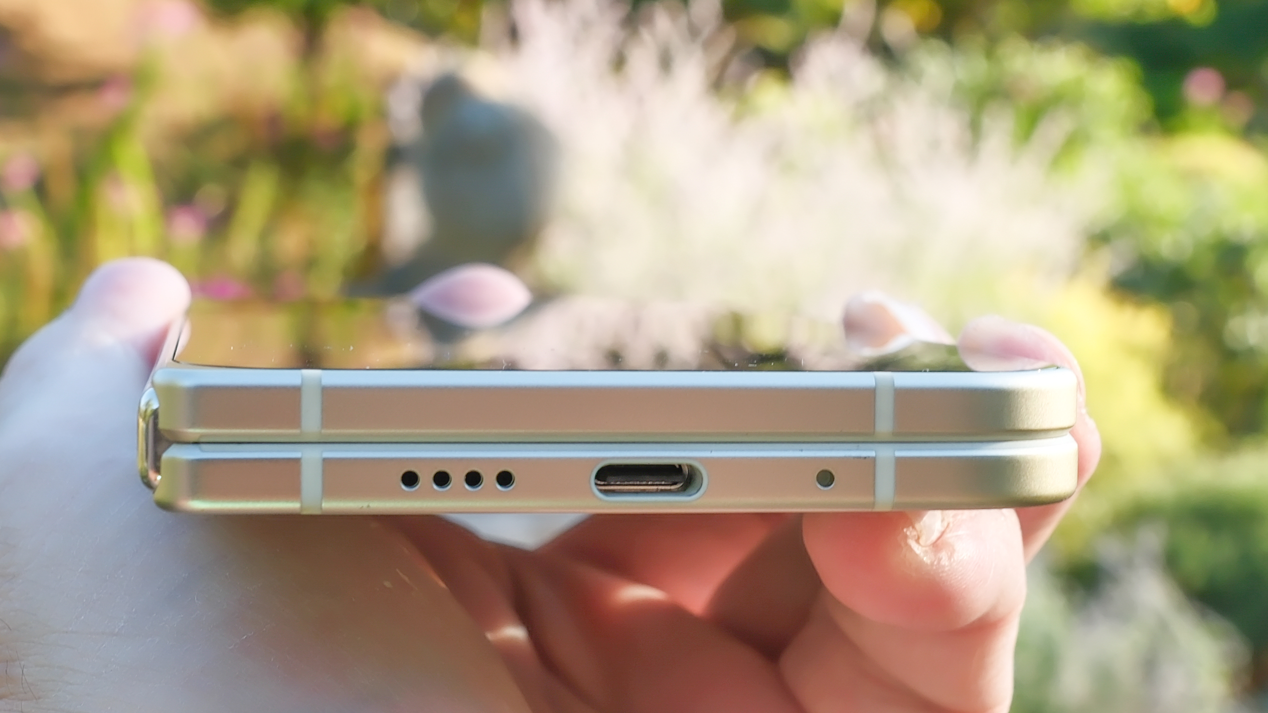 Google Pixel 10 Pro Fold og ladeporten p&aring; undersiden av telefonen.