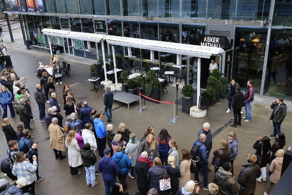 Det var kø utenfor i minuttene før Asker Mathall. 