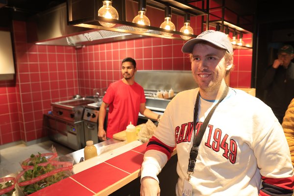 Nicolai Habberstad er godt fornøyd med at det nå er en mathall i Asker.