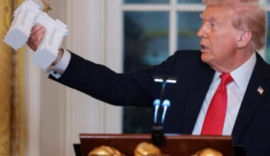 Donald Trump bygger sin egen triumfbue