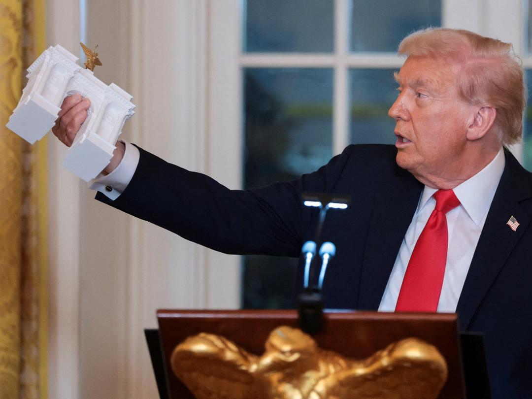 Donald Trump bygger sin egen triumfbue