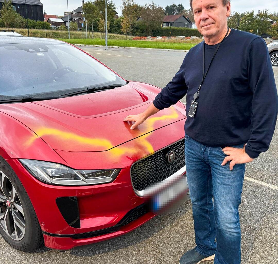 15 biler tagget med gul spray