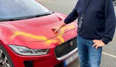 15 biler tagget med gul spray