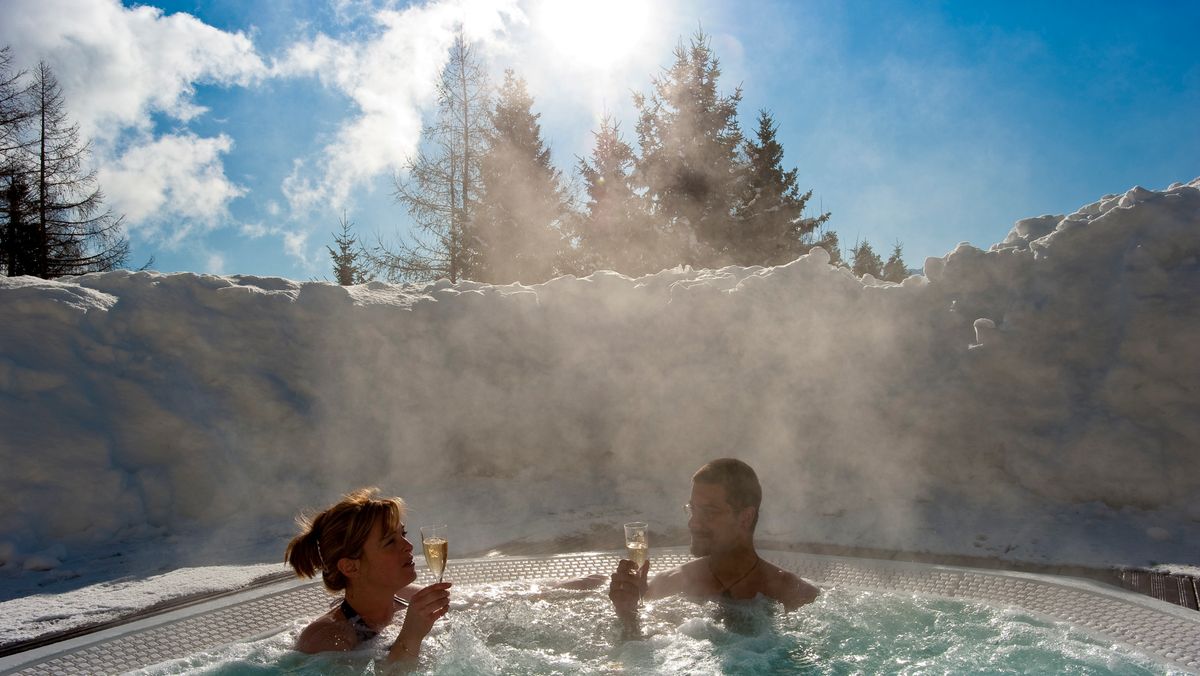 Svenske Expressen skrev at nordmenn vil drikke champagne i jacuzzien, mens svenskene må betale høyere kraftpris. Norden er ett stort strømmarked, og hvis nordmenn øker forbruket, går prisen opp i nabolandene.