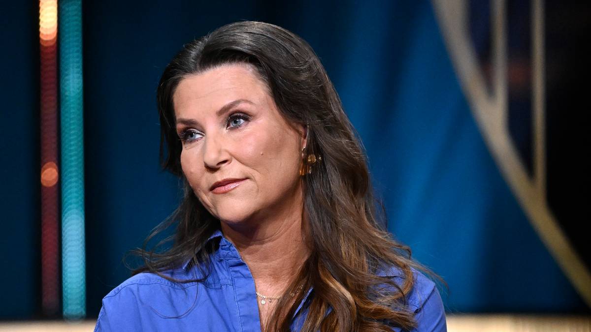 Martha Louise sitter i en sofa