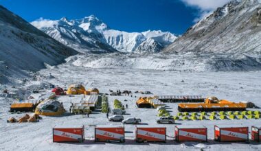 Uvanlig snøfall stanser Everest-turisme i Tibet