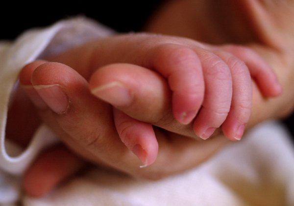 Oslo 20010510 Hånden til en nyfødt baby som holder en voksen finger.
(Barnet heter Mia Junge)
Foto: Heiko Junge / NTB