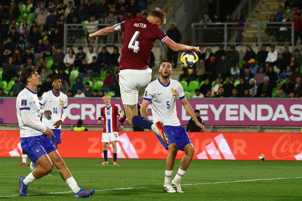 Norway's Rasmus Holten scores his side's first goal against France during a FIFA U-20 World Cup quarter-final soccer match at Elias Figueroa Brander Stadium in Valparaiso, Chile, Sunday, Oct. 12, 2025. (AP Photo/Sebastian Rios)