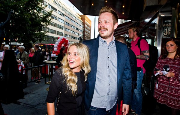 Oslo  20130824.
Programleder Einar Tørnquist og sin nye kjæreste Linn Bjørnsen ankommer Komiprisen 2013 på Chat Noir i Oslo lørdag kveld.
Foto: Vegard Grøtt / NTB