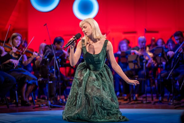 Oslo 20241014. 
Artisten Aurora og Kork opptrer for barn og familier som er rammet av kreft under en konsert i Store Studio for TV-aksjonen på NRK søndag 20. oktober. TV-aksjonen 2024 går til Barnekreftforeningens arbeid med å etablere familiehus for barn med alvorlig sykdom og deres familier.
Foto: Heiko Junge / NTB