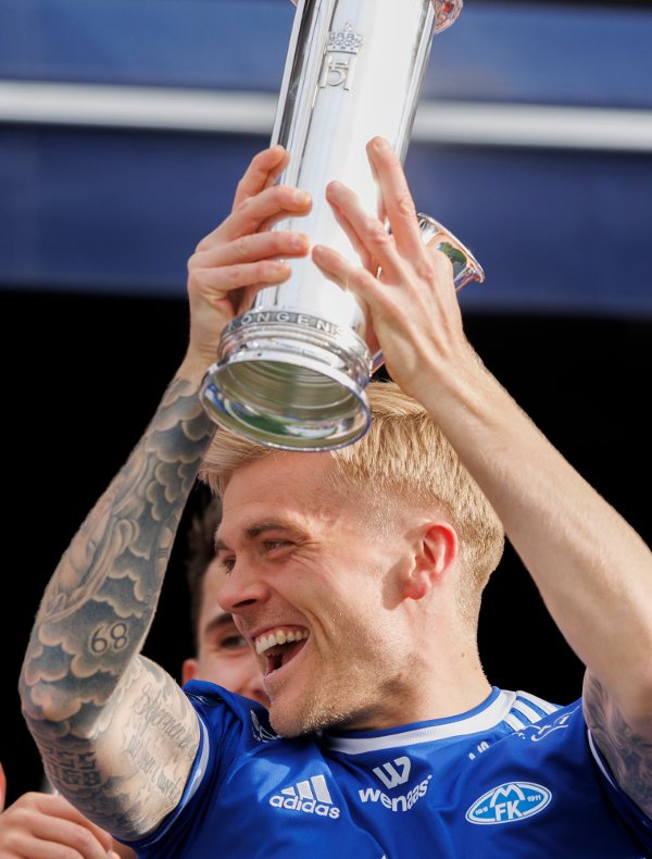 Oslo 20220501. 
Moldes Eirik Ulland Andersen med pokalen under cupfinalen i fotball for herrer mellom Bodø/Glimt og Molde på Ullevaal Stadion. Ulland Andersen måtte ut tidlig i kampen med skade.
Foto: Svein Ove Ekornesvåg / NTB