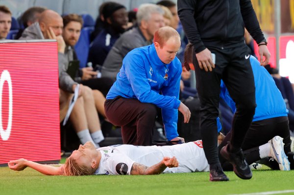 Kristiansund 20241020. 
Eirik Ullan Andersen med skade under eliteseriekampen i fotball mellom Kristiansund og Strømsgodset på Nordmøre Stadion.
Foto: Svein Ove Ekornesvåg / NTB