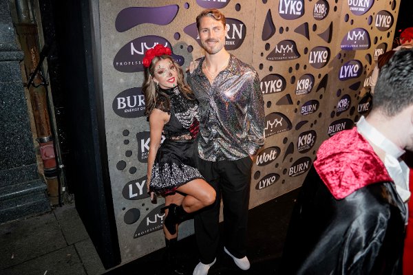 Oslo 20251009. 
Kjendiser og influencere under LYKO sin årlige Halloween-fest på Karl Johan torsdag kveld.
Foto: Thomas Fure / NTB