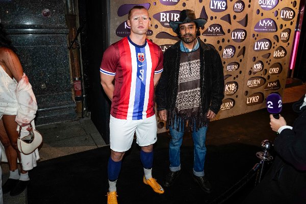 Oslo 20251009. 
Magnus Pettersen Gruer og Ravdeep Singh Bajwa under LYKO sin årlige Halloween-fest på Karl Johan torsdag kveld.
Foto: Thomas Fure / NTB