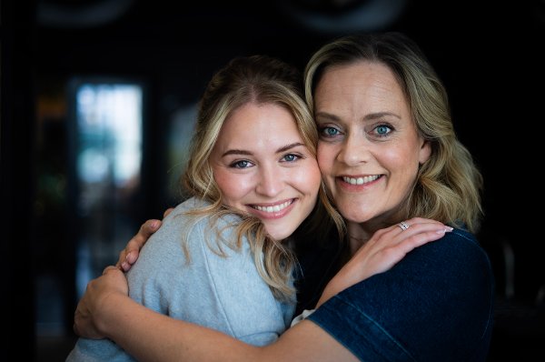 Oslo 20250513. 
Henriette Steenstrup tar avskjed med Pørni etter femte sesong som slippes på Netflix 15. mai. Her sammen med Vivild Falk Berg (som spiller datteren hennes).
Foto: Ole Berg-Rusten / NTB