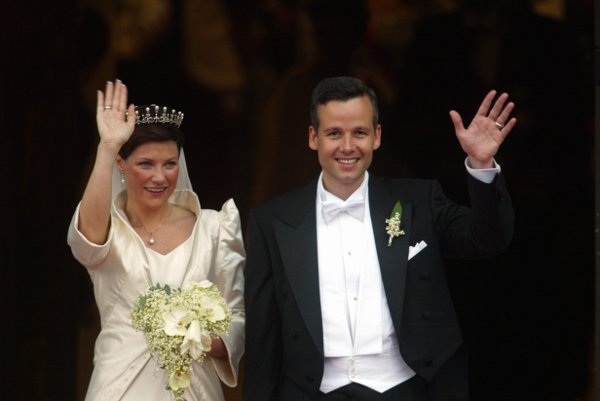 
TRONDHEIM 20020524 Prinsessebryllup.  Prinsesse Märtha Louise og Ari Behn gifter seg i Trondheims domkirke Nidarosdomen.  Her vinker de nygifte  til alle de fremøtte utenfor kirken etter vielsen.
Foto:Terje Bendiksby  / SCANPIX