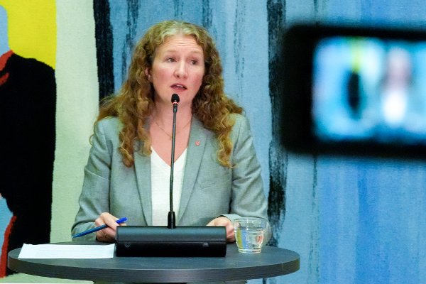 Oslo 20251021. 
Tuva Eli Moflag under pressetreff i vandrehallen på Stortinget tirsdag ettermiddag.
Foto: Terje Pedersen / NTB