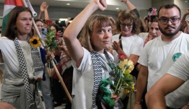 Greta Thunberg sier hun ble sparket og kalt hore i israelsk fangenskap