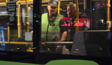 Etterlyser vitner etter knivstikking på buss