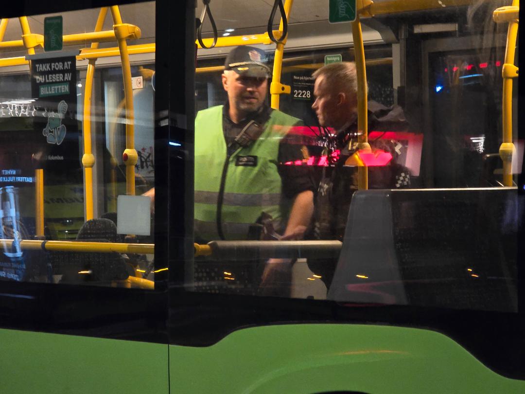 Etterlyser vitner etter knivstikking på buss