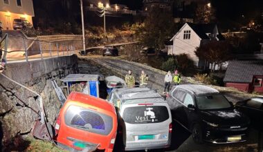 Bil krasjet ned i hage i Åsane i Bergen