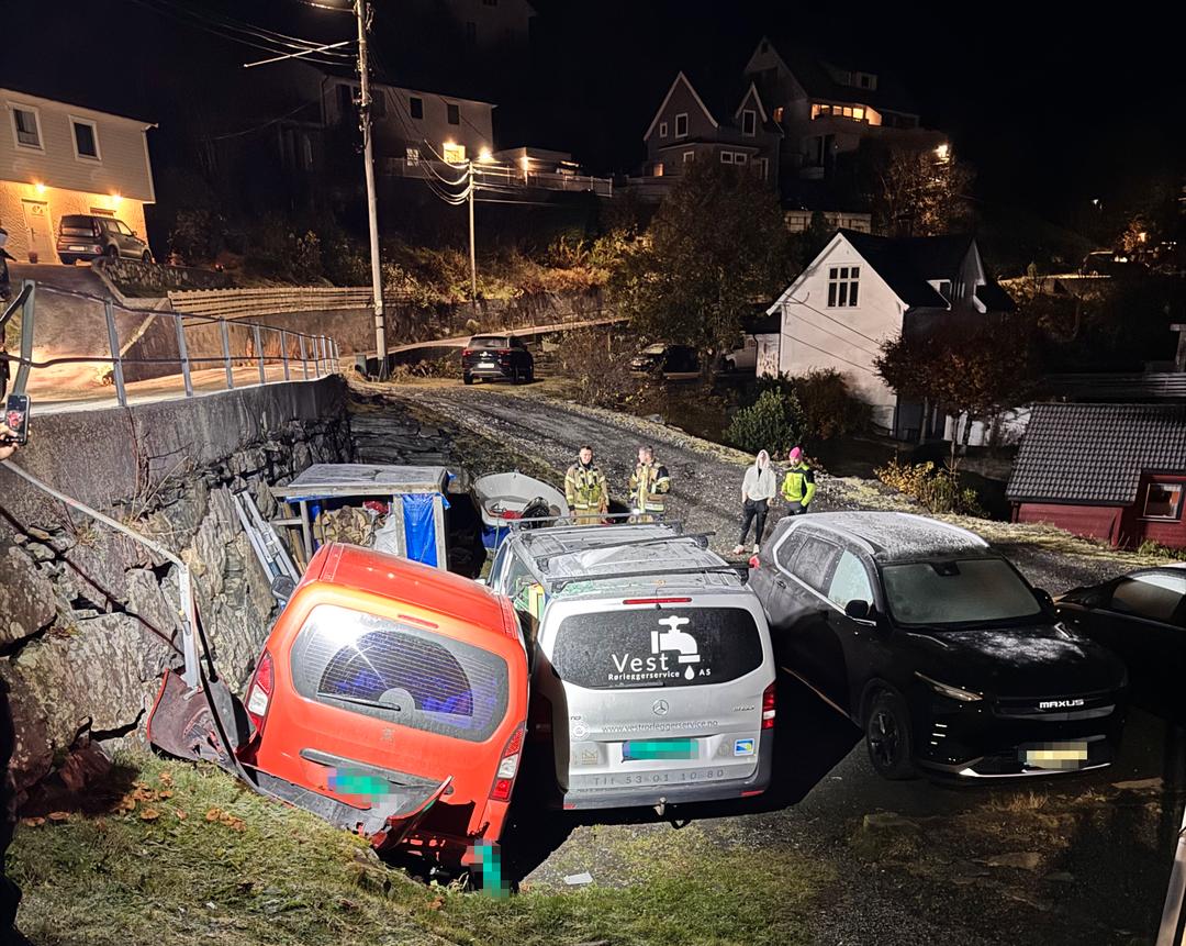 Bil krasjet ned i hage i Åsane i Bergen