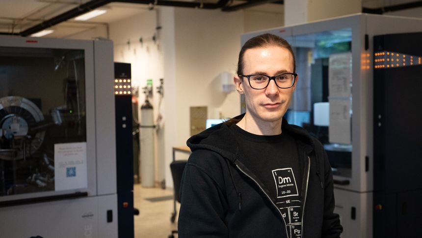 Erlend Tiberg North forteller at han hadde stor glede av den tverrfaglige utdanningen Fornybar energi og nanoteknologi da feilen oppsto. For å nøste opp i feilen krevdes både fysikk- og kjemikunnskaper. Foto:  Elina Melteig/UiO