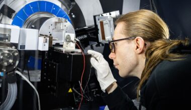 I dette instrumentet blir batterier ladet opp og ut mens de analyseres med røntgenstråler. Erlend Tiberg North bruker dette til å forstå hva som skjer inne i batteriet.