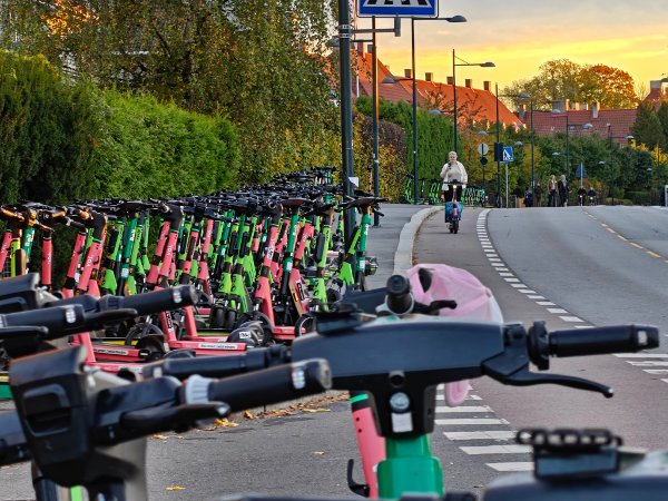 Elsparkesykler står parkert i klynger bortover Sognsveien.