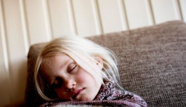 Nå skal klokka stilles – her er søvn­eksper­tenes tips til småbarns­foreld­re